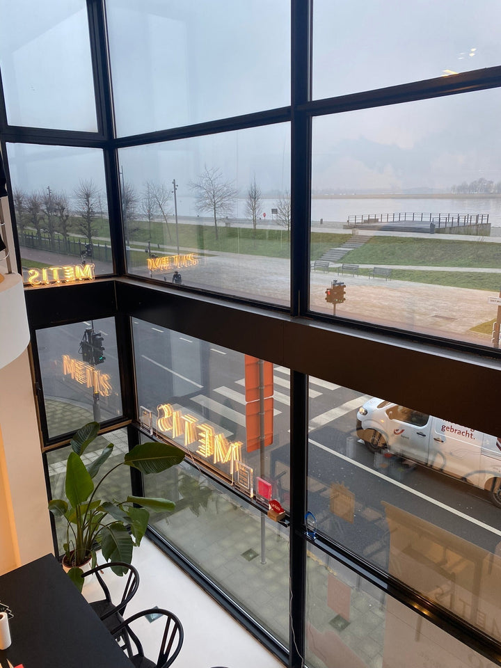 Foto op kantoor van Metis met een uitzicht naar buiten
